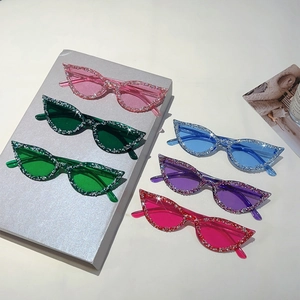 Lunettes de soleil œil de chat strassées en couleurs gelée pour style de fête tendance