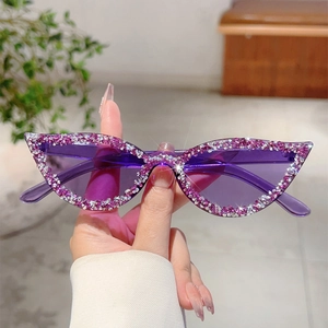 Vue détaillée de lunettes œil-de-chat violettes avec strass et effet gélatine