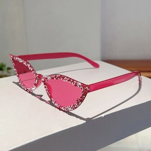 Vue détaillée de lunettes œil-de-chat avec verres roses et monture en strass brillants