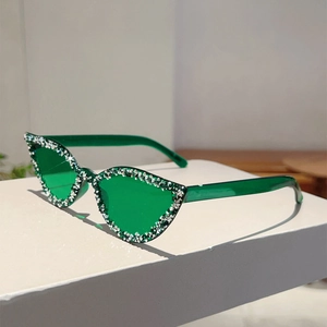 Détails de lunettes œil de chat avec monture verte translucide et bordure en strass