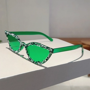 Gros plan de lunettes de soleil œil de chat vert émeraude avec monture sertie de strass