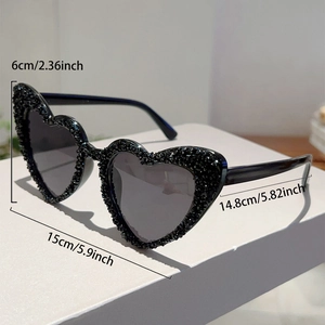 Detailansicht der herzförmigen Sonnenbrille mit schwarzen Strasssteinen und Maßen