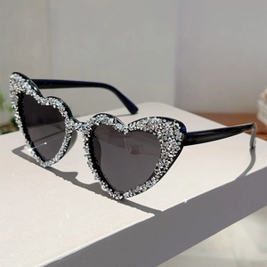 Makroansicht einer Herz-Sonnenbrille mit schimmernden silbernen Strasssteinen