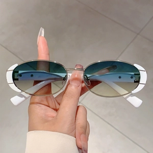 Lunettes de soleil ovales blanches avec verres dégradés colorés et pont métallique argenté