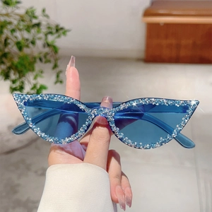 Lunettes de soleil œil de chat avec monture bleu gelée et accents de strass brillants