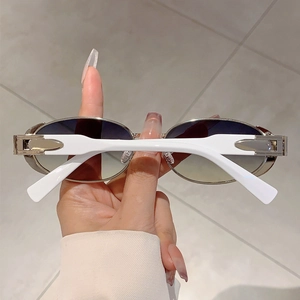 Gros plan détaillé de lunettes de soleil ovales rétro avec verres dégradés et monture métal