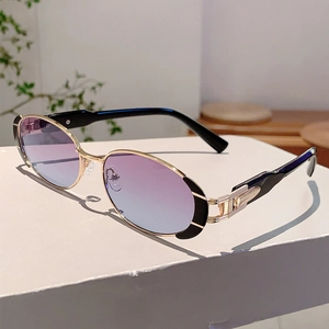 Détails de lunettes de soleil ovales en métal avec verres dégradés violet-bleu et décor doré