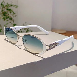 Détail de lunettes de soleil ovales rétro avec verres dégradés bleu-jaune et monture blanche