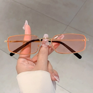 Occhiali da sole quadrati retrò con montatura dorata e lenti rosa traslucide