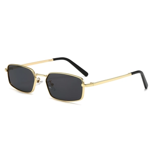 Occhiali da sole vintage quadrati con montatura in metallo dorato e lenti scure