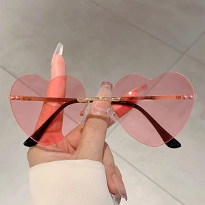 Occhiali da sole senza montatura a forma di cuore rosa con ponte in metallo dorato