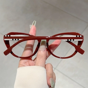 Detail van donkerrood cat-eye montuur met gestreept patroon en blauwlichtfilter brillenglazen