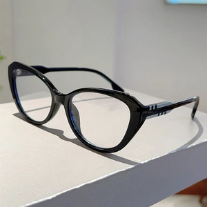 Detail van zwart cat-eye brilmontuur met zilveren metalen accenten met drie strepen