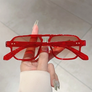 Detail der roten Pilotensonnenbrille mit transparentem Rahmen und Verlaufsgläsern