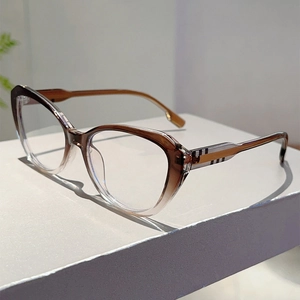 Cat-eye bril met bruin verloopmontuur en veren met een klassiek vintage ruitjespatroon