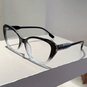 Macro-opname van cat-eye brilmontuur met zwart kleurverloop en gestreepte brilpoten