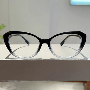 Vooraanzicht van cat-eye bril met zwart kleurverloop montuur op een witte display