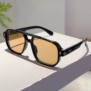 Detailansicht der Retro-Sonnenbrille mit Doppelsteg, Metallpfeil und Nietenelementen