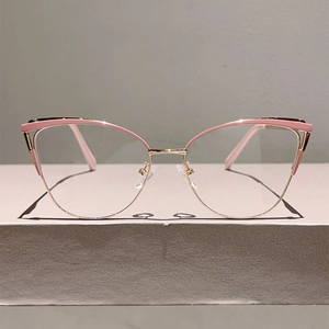 Détail de la monture d'oreilles de chat rose et or avec plaquettes en silicone