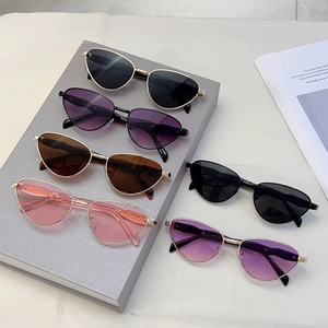 Lunettes de soleil œil-de-chat en métal avec verres dégradés en plusieurs coloris