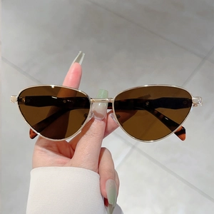 Lunettes de soleil œil de chat à monture en métal doré et branches en écailles de tortue
