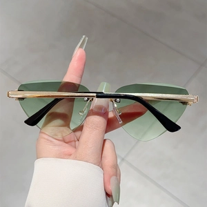Gros plan sur des lunettes de soleil œil-de-chat sans monture avec verres dégradés verts