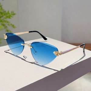 Détail de lunettes de soleil œil de chat sans monture avec verres bleus dégradés