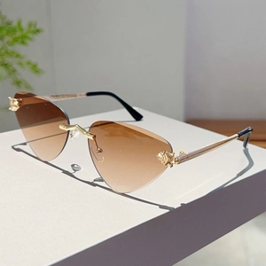 Détail de lunettes œil-de-chat sans monture avec verres dégradés et pont doré