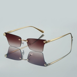 Détail de la charnière dorée avec relief de léopard sur lunettes sans monture dégradées