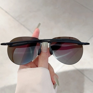 Détail de lunettes de soleil sans monture pour hommes avec verres bruns et plaquettes