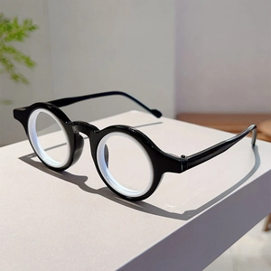 Gros plan de lunettes rondes vintage avec une monture bicolore noir et blanc unique