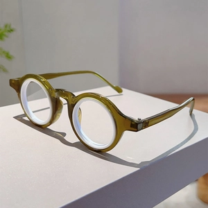 Détail de monture de lunettes rondes rétro avec design double couche vert et blanc