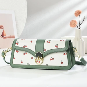 Sac bandoulière chic à imprimé cerise avec garniture en cuir vert pour femmes