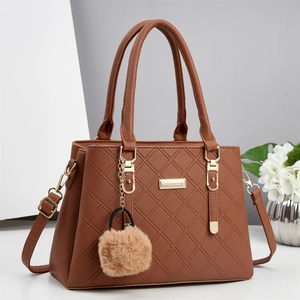 Sac à main matelassé marron pour femme avec détails dorés et pompon doux