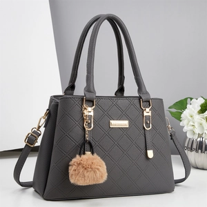 Détail du sac fourre-tout gris foncé avec surpiqûres losanges et logo doré élégant