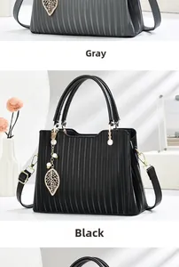 Détails des sacs à main plissés en gris et noir avec pendentifs en feuilles dorées