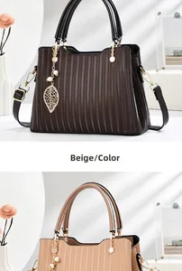 Détails du sac à main en cuir texturé avec pendentif feuille dorée et poignées