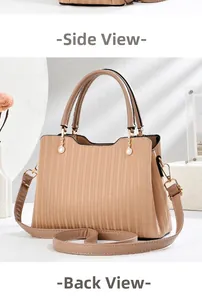 Détail du sac à main plissé beige avec ferrures dorées et pendentif de perles élégant