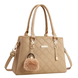 Sac à main beige matelassé en cuir PU avec bandoulière et pompon décoratif en peluche