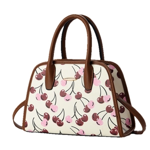 Sac fourre-tout blanc cassé avec motif cerise et poignées en cuir marron, vue de face