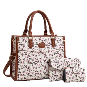 Ensemble de sacs cabas trois pièces avec motif cerise et portefeuilles en similicuir beige