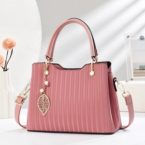 Sac à main rose texturé avec rayures verticales et pendentif perle pour femme