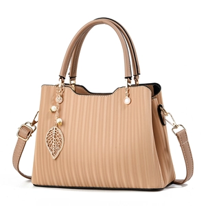 Sac fourre-tout kaki avec texture plissée verticale et pendentif feuille dorée