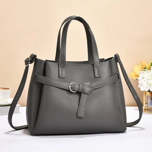Sac à main élégant en cuir gris foncé à grain litchi avec boucle métallique ronde