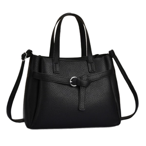 Sac à main élégant en cuir grainé noir avec anneau argenté et bandoulière amovible
