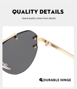 Detailaufnahme der goldenen Metallscharniere und grauen Gläser der Randlosen Brille