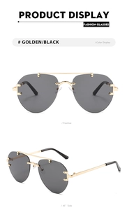 Detail der randlosen Pilotenbrille mit goldenem Doppelsteg und grau getönten Gläsern