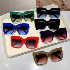 Collection de lunettes de soleil œil-de-chat carrées oversize en plusieurs couleurs