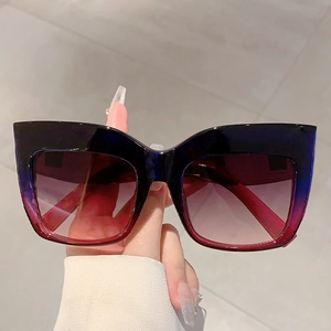Détail des lunettes de soleil carrées avec dégradé bleu et rose et verres teintés