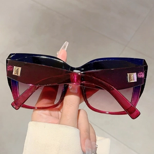 Détail de lunettes de soleil œil de chat carrées avec dégradé et accents dorés